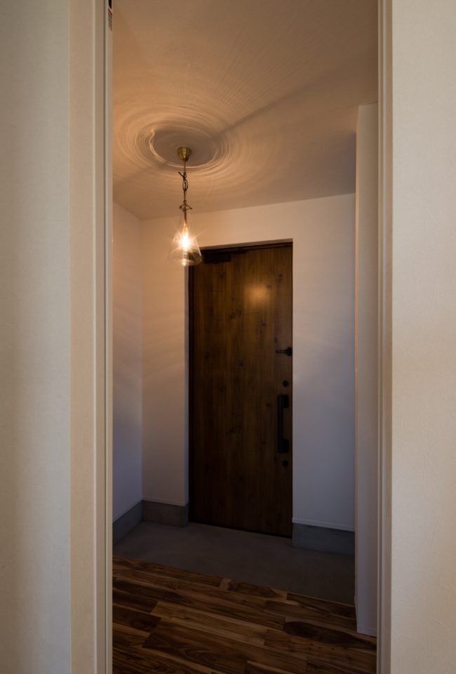 温かなランプの光が出迎える玄関